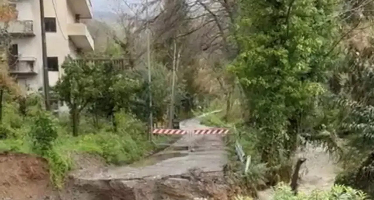 Maltempo, crolla una strada a Lamezia e un intero quartiere resta isolato\n