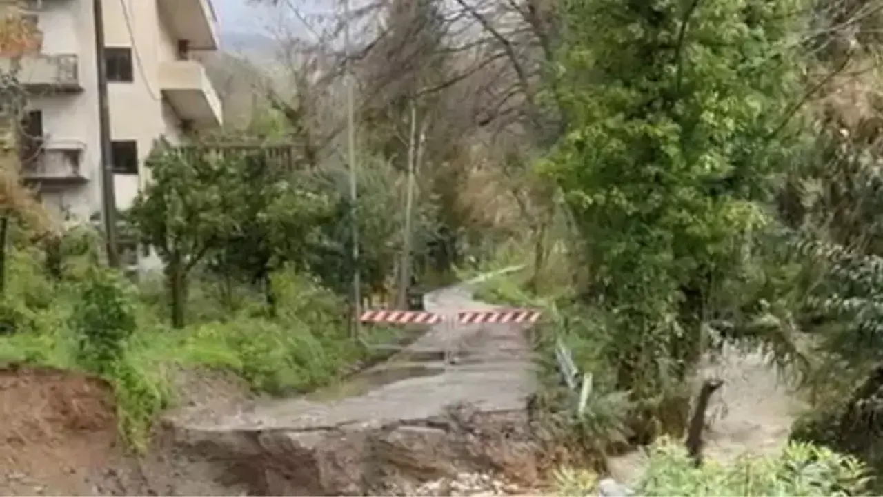 Maltempo, crolla una strada a Lamezia e un intero quartiere resta isolato\n