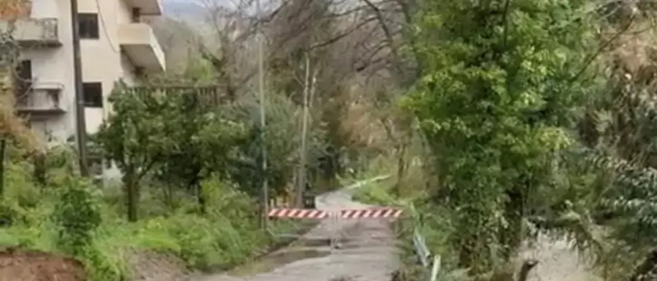 Maltempo, crolla una strada a Lamezia e un intero quartiere resta isolato\n