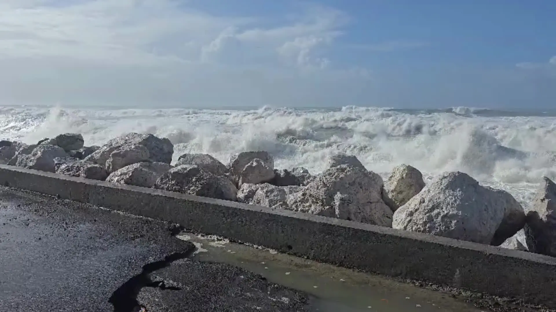 Mareggiate e allagamenti a Tortora