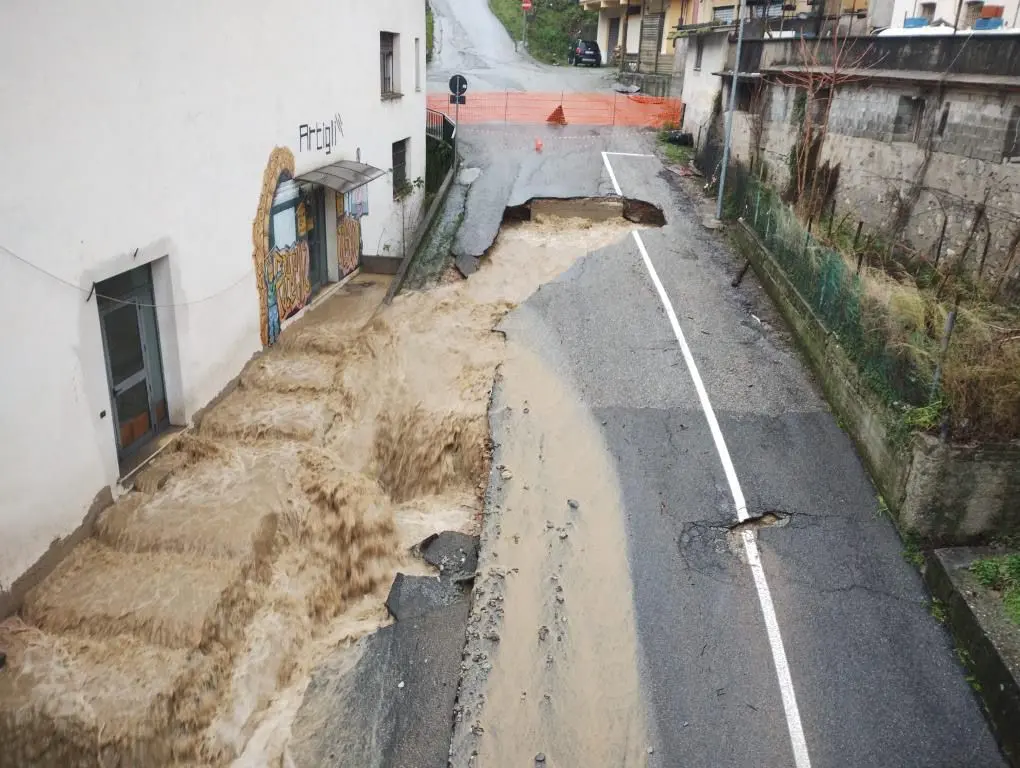 Grimaldi, un fiume di fango invade le strade