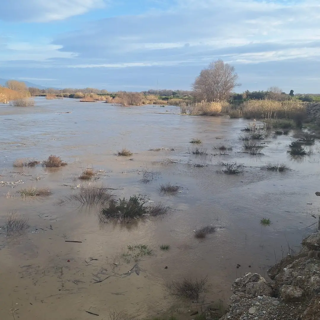 Crati in piena a Sibari, allarme sul ponte: «Sale di due centimetri ogni dieci minuti»\n