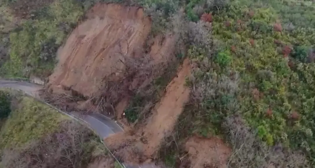 Maltempo nel catanzarese, tre famiglie isolate a Decollatura e strade provinciali interdette al traffico per frane\n
