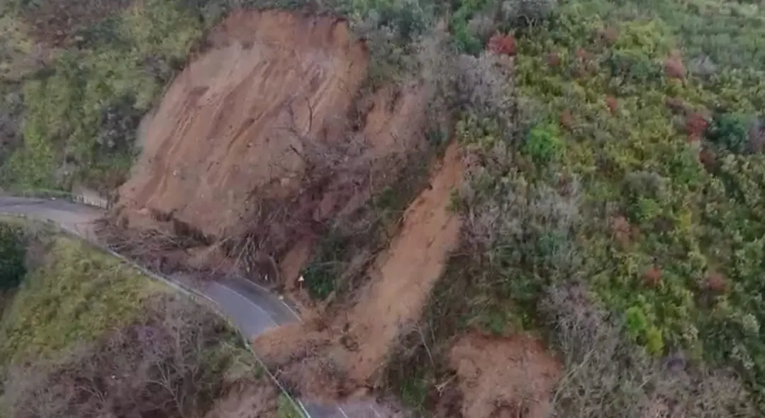 Maltempo nel catanzarese, tre famiglie isolate a Decollatura e strade provinciali interdette al traffico per frane\n