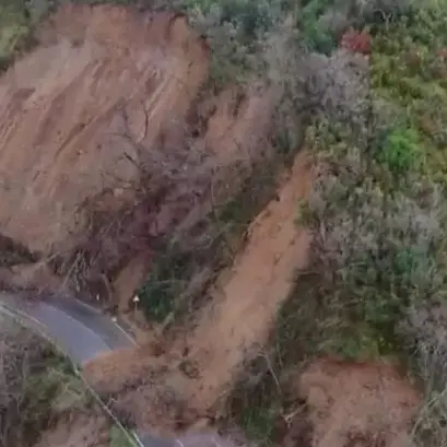 <p>Il ciclone si abbatte sulla Calabria: danni anche nel Catanzarese. Frana tra Tiriolo e Marcellinara – LIVE</p>