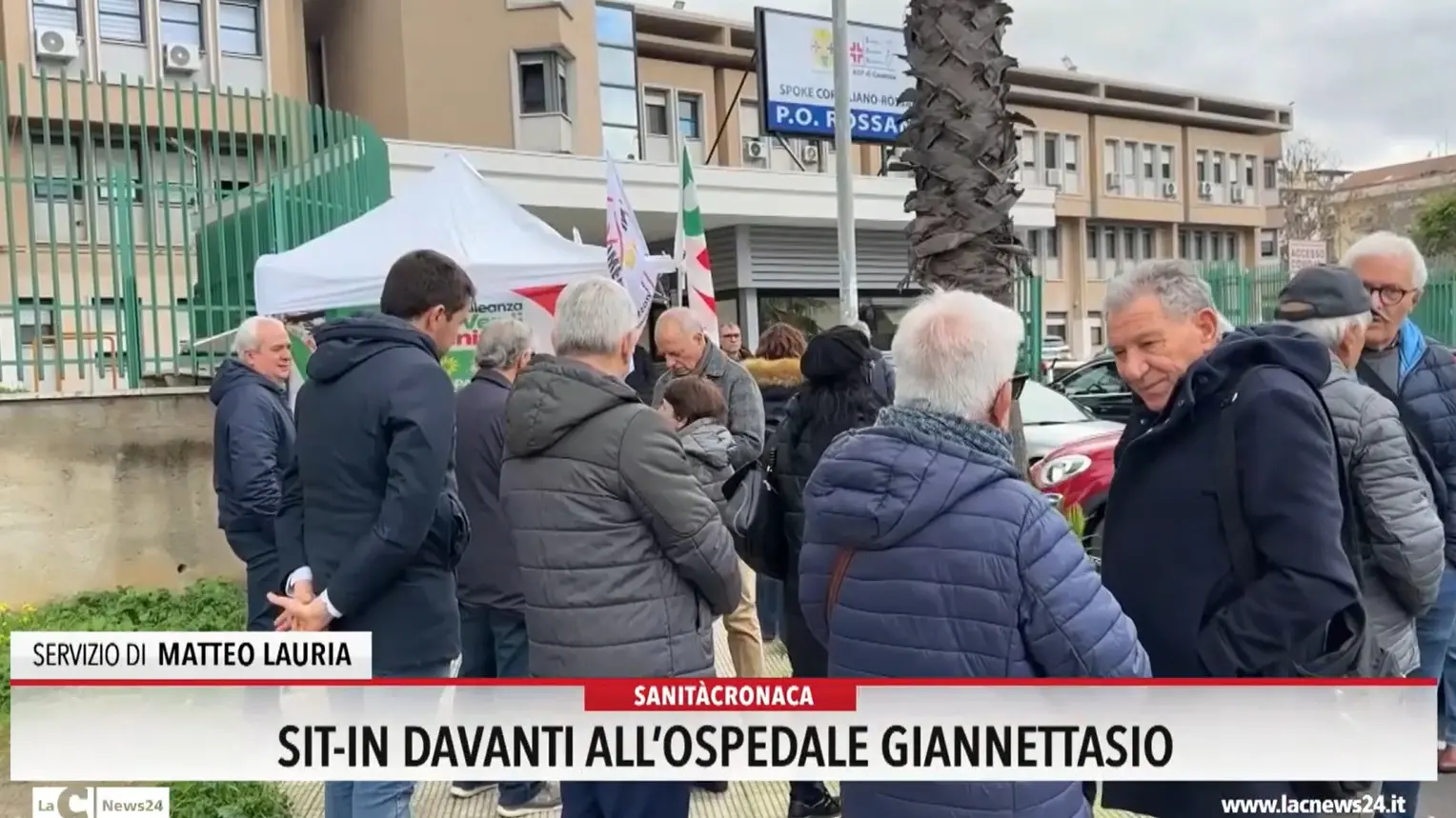 Rossano, sit in davanti all'ospedale Giannettasio