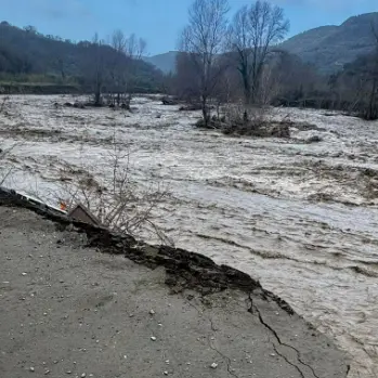 Allerta maltempo: il Savuto fa paura, a San Mango d'Aquino chiusa la strada per località Macchie
