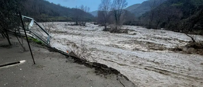 Allerta maltempo: il Savuto fa paura, a San Mango d'Aquino chiusa la strada per località Macchie