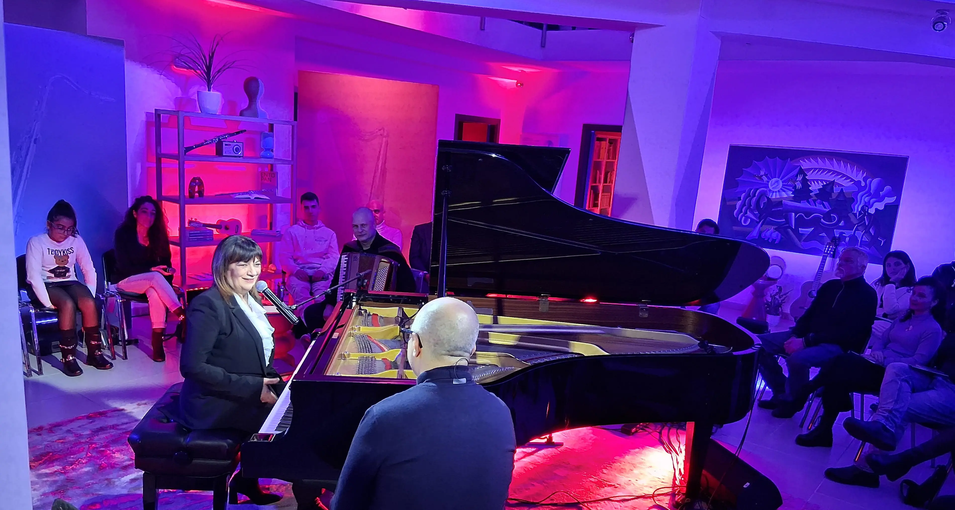 Quando la voce si fa carezza: il debutto di “Consonanze - Dialoghi musicali” con Mariella Nava nella sede di Entopan\n