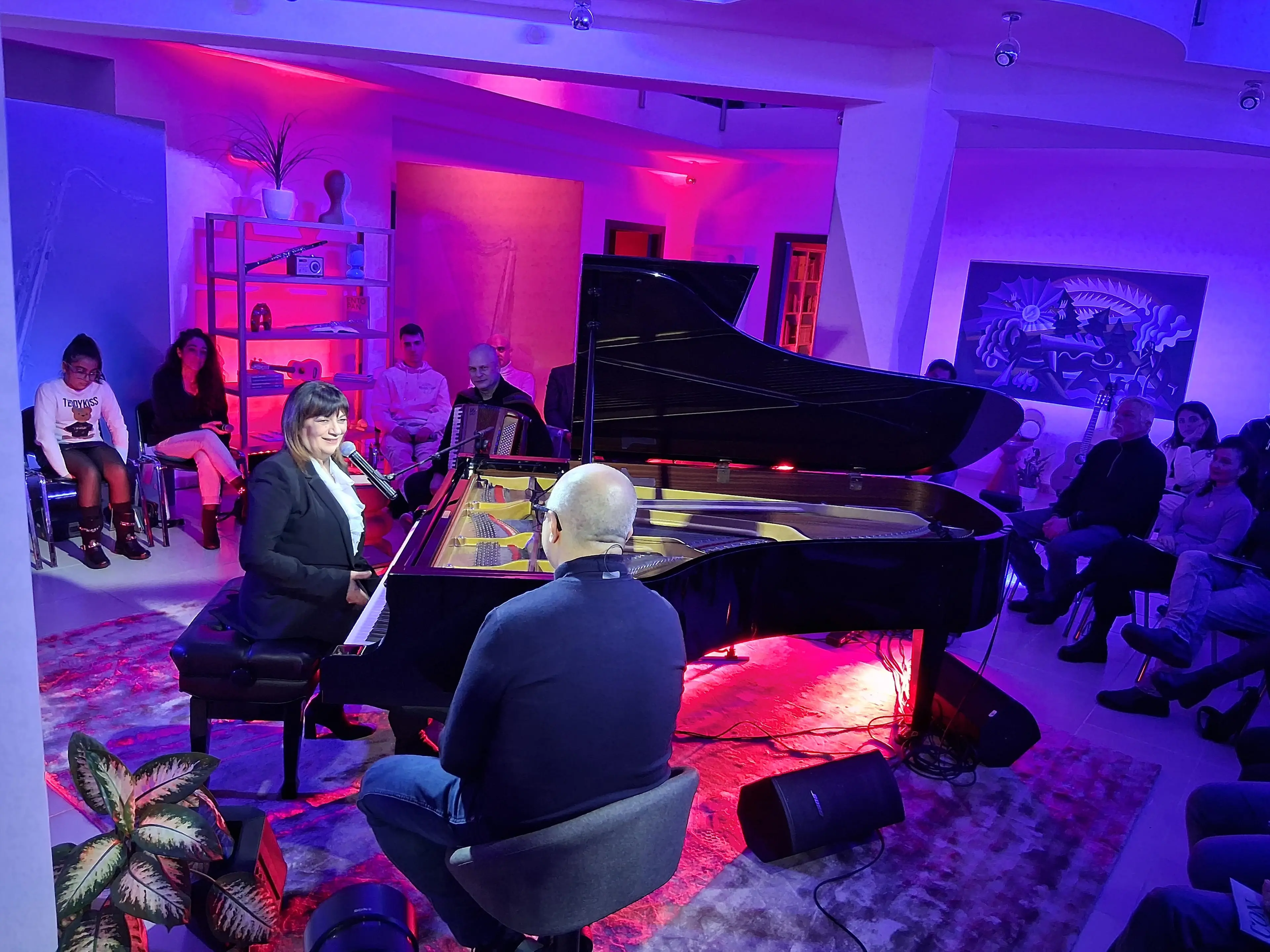 Quando la voce si fa carezza: il debutto di “Consonanze - Dialoghi musicali” con Mariella Nava nella sede di Entopan\n