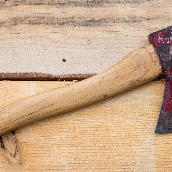 Vibo, minaccia la vicina di casa\u00A0con un’ascia al culmine di una lite: scatta l’avviso orale\u00A0\n