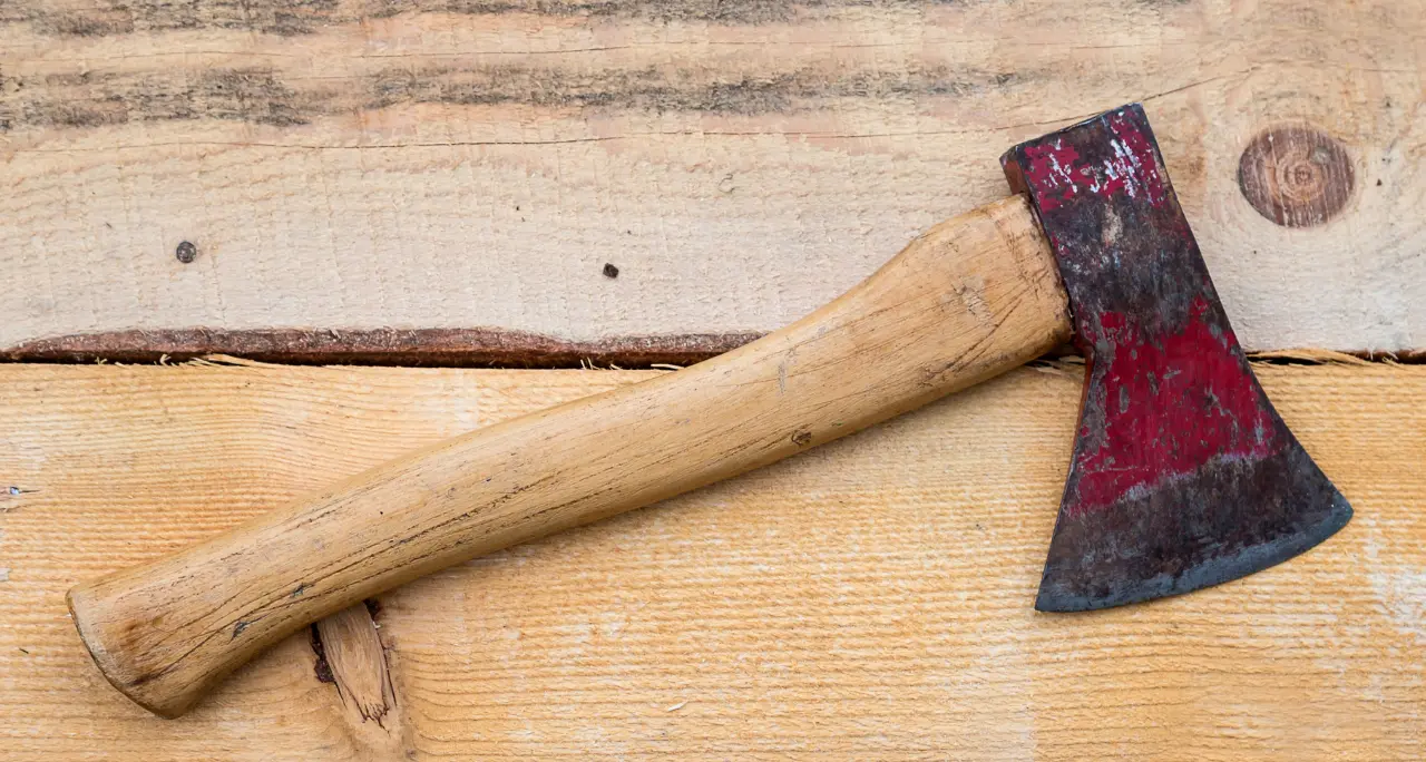 Vibo, minaccia la vicina di casa\u00A0con un’ascia al culmine di una lite: scatta l’avviso orale\u00A0\n