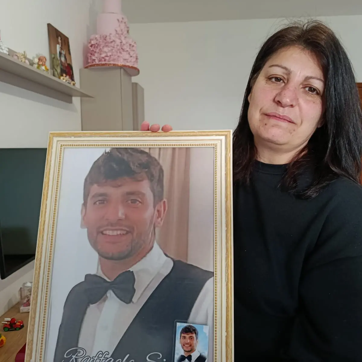 <p>Morto sul lavoro a San Valentino, un anno dopo Vibo piange Raffaele Sicari. La madre: «Ho perso tutto, voglio giustizia»</p>