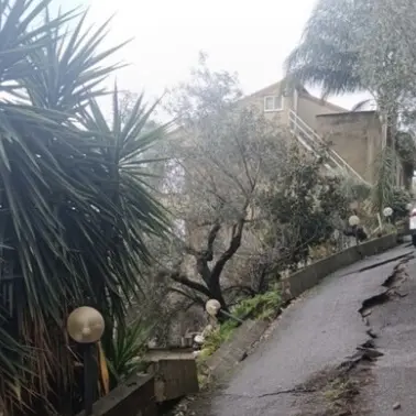 Frana a Lamezia, evacuata una famiglia nella frazione Zangarona. Danni sul litorale\n