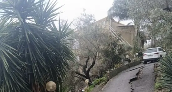 Frana a Lamezia, evacuata una famiglia nella frazione Zangarona. Danni sul litorale\n