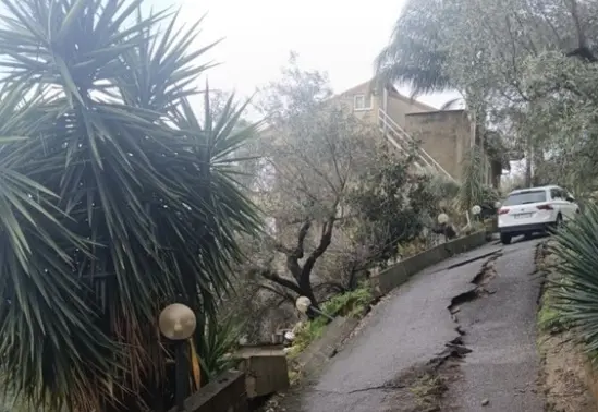 Frana a Lamezia, evacuata una famiglia nella frazione Zangarona. Danni sul litorale\n