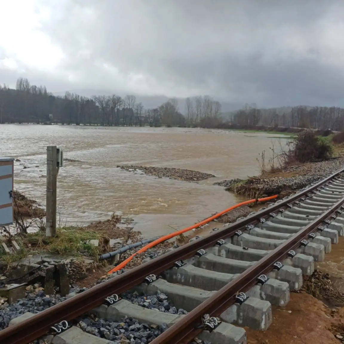 Il fiume spezza la ferrovia Cosenza-Catanzaro: a rischio lavori da decine di milioni\u00A0mentre il Reventino agonizza\n
