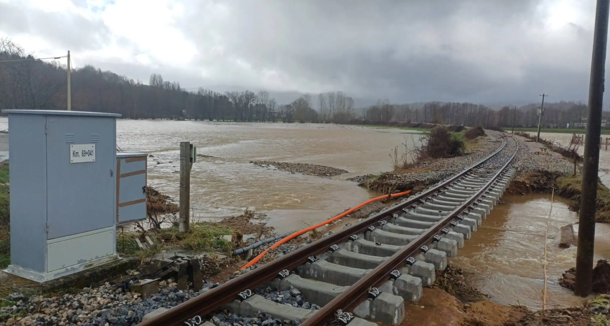 Il fiume spezza la ferrovia Cosenza-Catanzaro: a rischio lavori da decine di milioni\u00A0mentre il Reventino agonizza\n