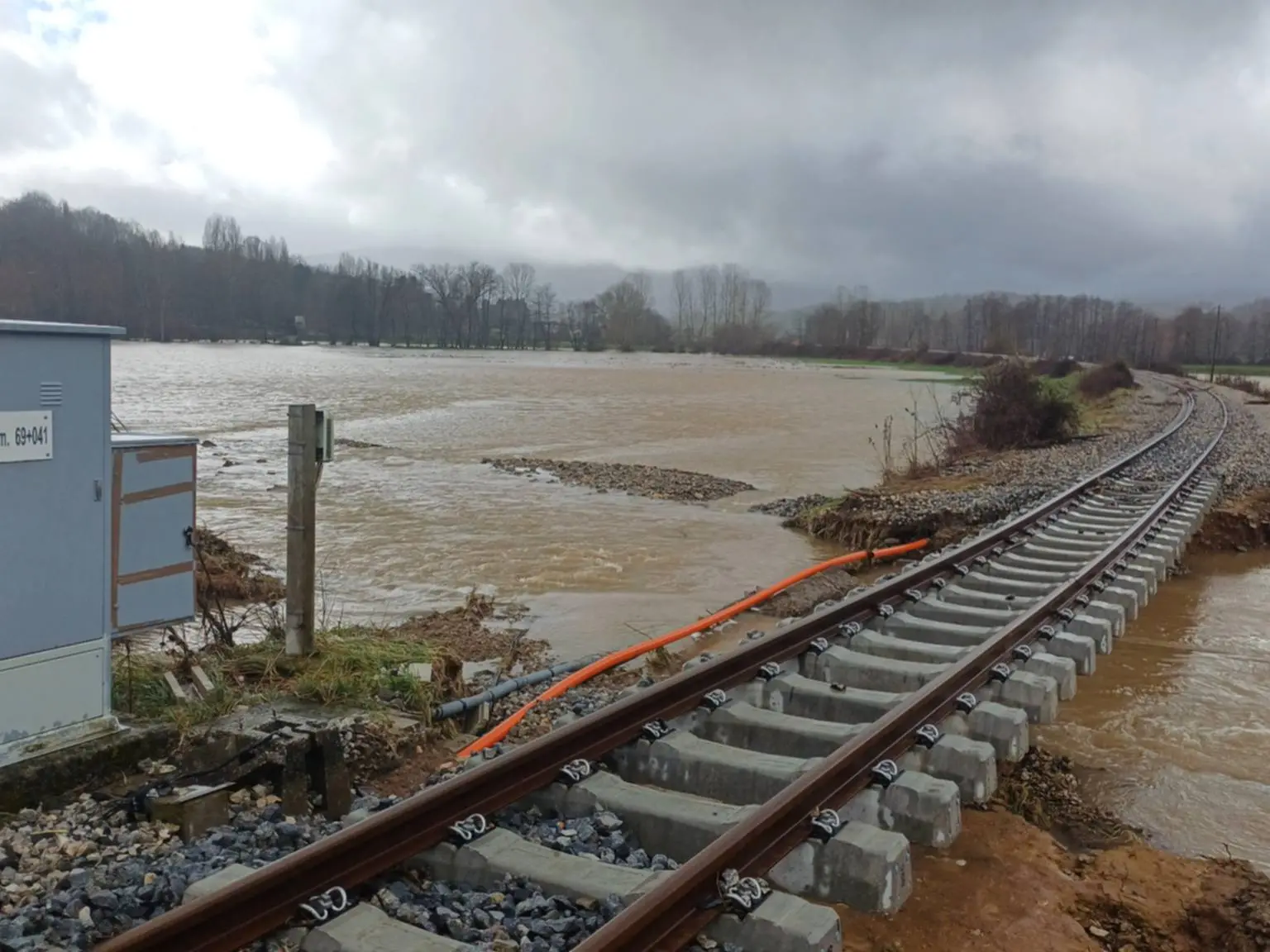 Il fiume spezza la ferrovia Cosenza-Catanzaro: a rischio lavori da decine di milioni mentre il Reventino agonizza