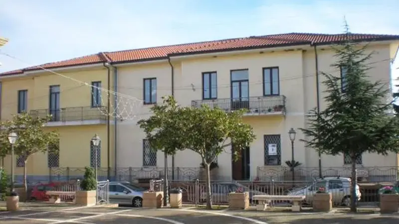 Zambrone, la maggioranza replica ai tre consiglieri che hanno lasciato per protesta il Consiglio: «Nessuna violazione del regolamento»\n