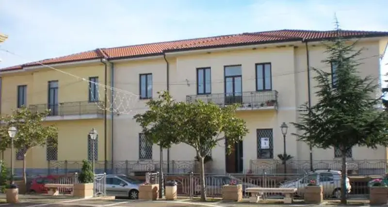 Zambrone, la maggioranza replica ai tre consiglieri che hanno lasciato per protesta il Consiglio: «Nessuna violazione del regolamento»\n