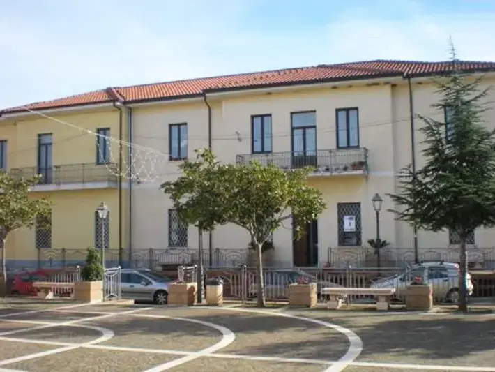 Zambrone, la maggioranza replica ai tre consiglieri che hanno lasciato per protesta il Consiglio: «Nessuna violazione del regolamento»