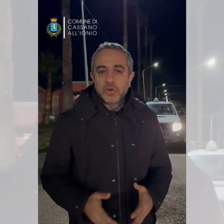 Cassano allo Ionio, fiume Crati fuori dagli argini: l’appello del sindaco a lasciare le case\n