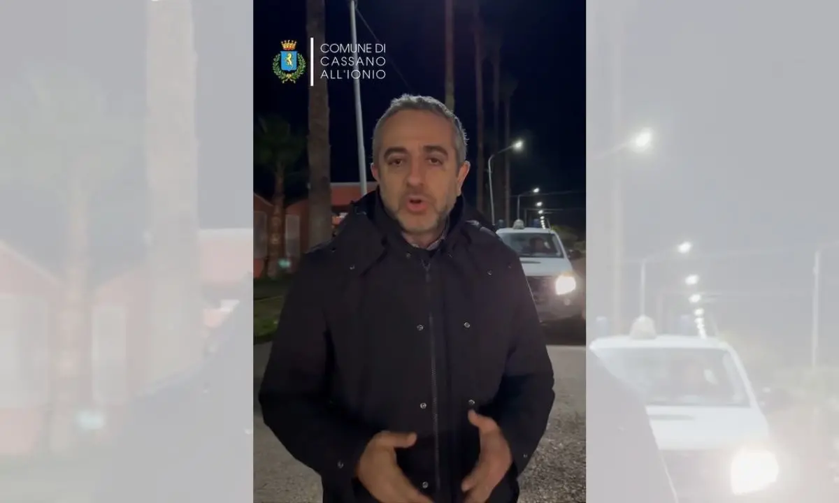 Cassano allo Ionio, fiume Crati fuori dagli argini: l’appello del sindaco a lasciare le case\n