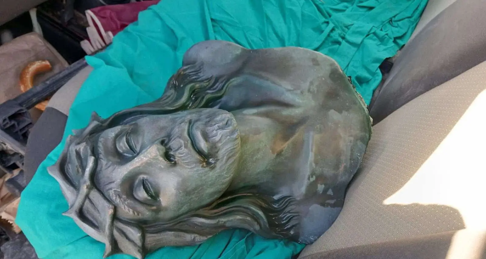 Fiumarella, recuperata la testa del Cristo Redentore finita in mare: il Gran Priorato si farà carico di restauro e ricollocazione\n