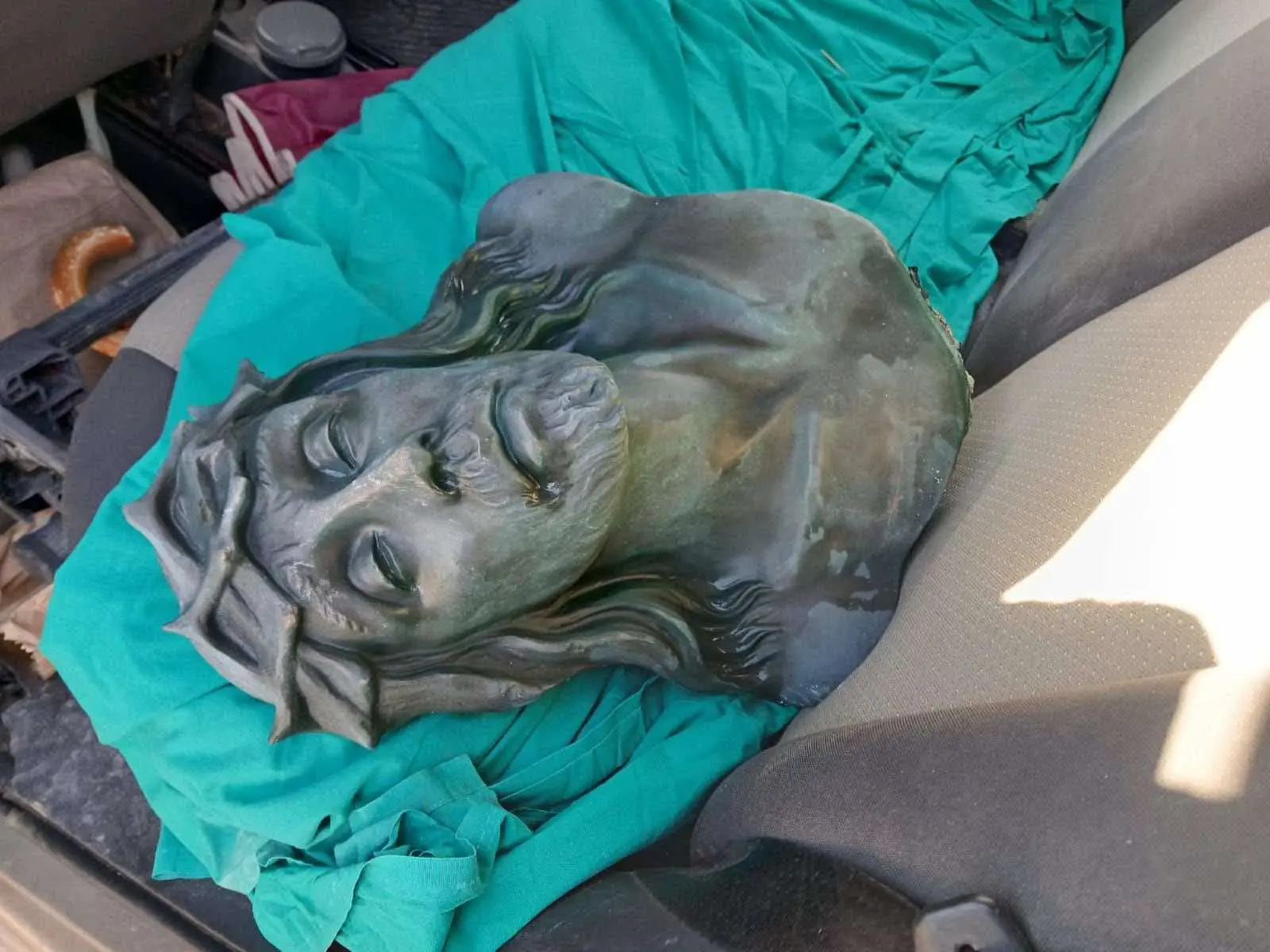 Fiumarella, recuperata la testa del Cristo Redentore finita in mare: il Gran Priorato si farà carico di restauro e ricollocazione\n