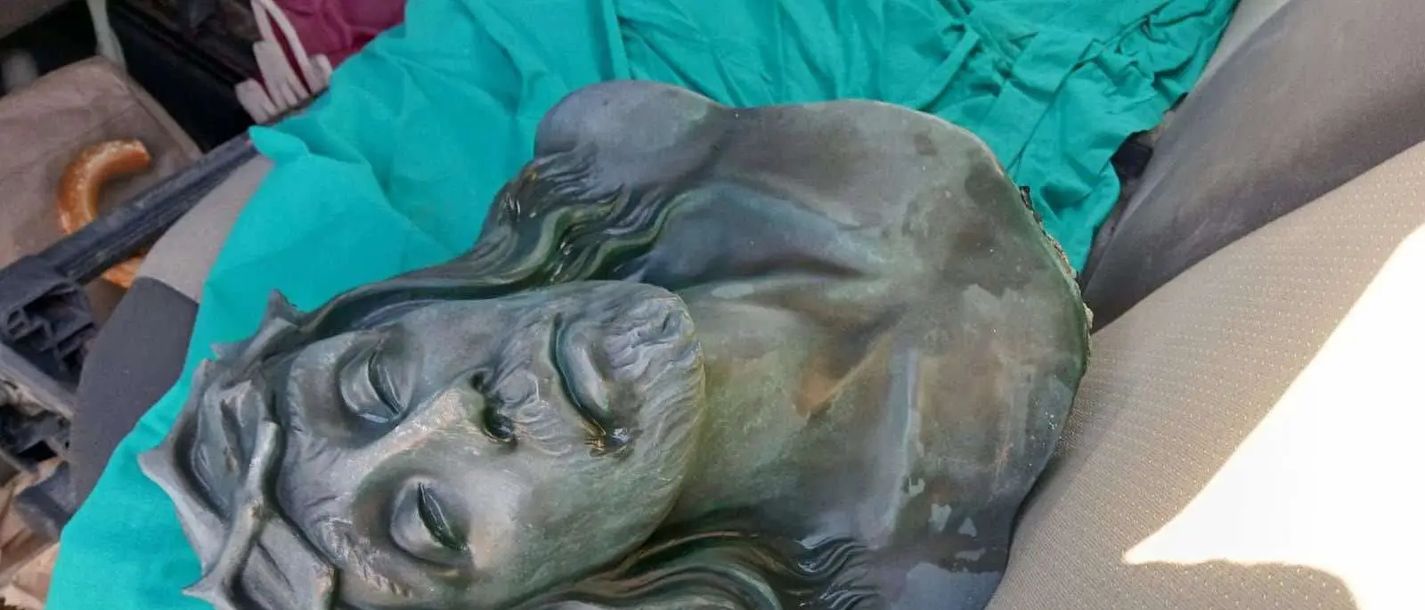 Fiumarella, recuperata la testa del Cristo Redentore finita in mare: il Gran Priorato si farà carico di restauro e ricollocazione\n