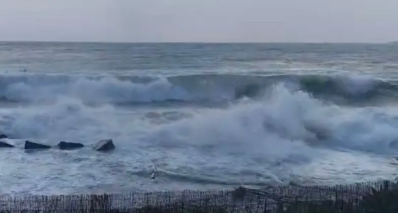 La furia del Mediterraneo e la burrasca seminano terrore anche in mare: sempre aperta la ferita dei migranti\n
