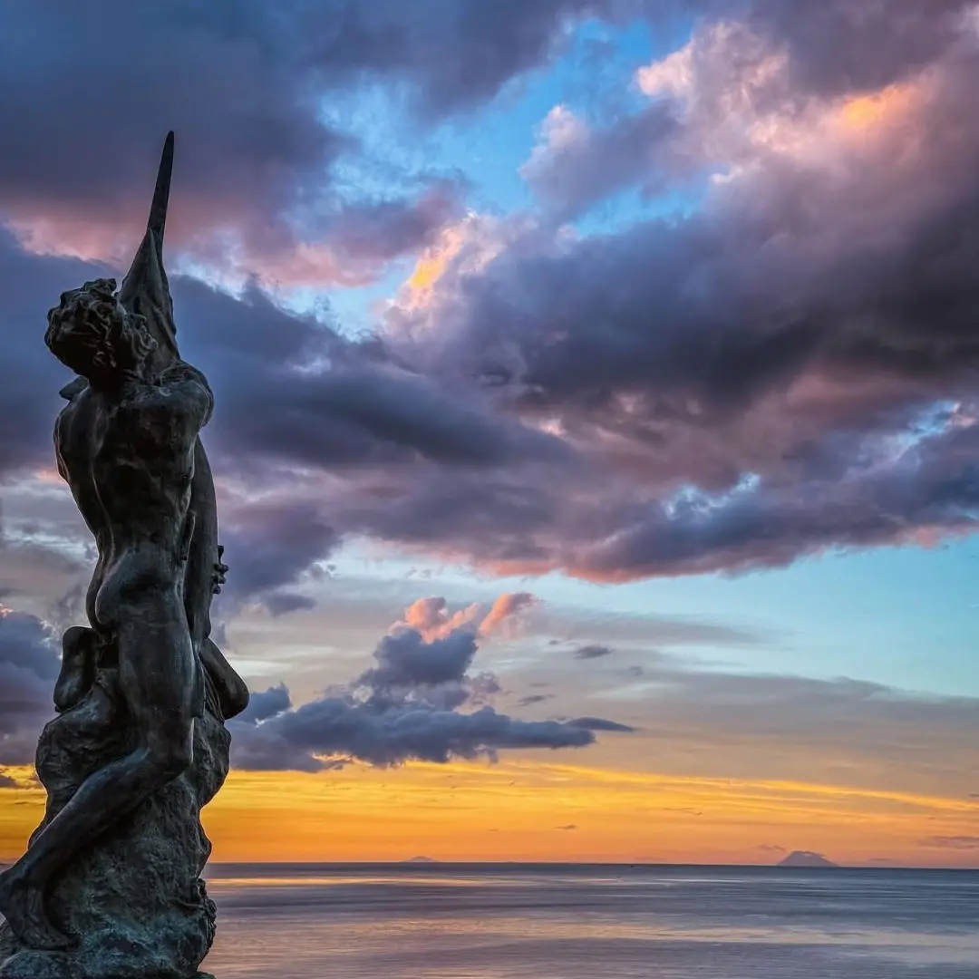 Il canto del mare al tramonto di Scilla\n