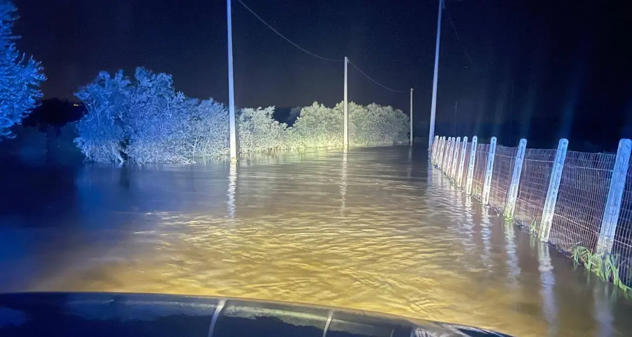 Il Crati esonda, fiume di acqua e fango nella Sibaritide: «Viviamo nel terrore, qualcuno deve pagare»\n