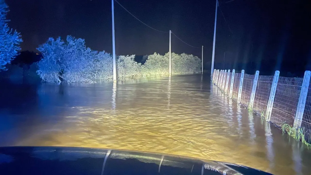 Il Crati esonda, fiume di acqua e fango nella Sibaritide: «Viviamo nel terrore, qualcuno deve pagare»\n