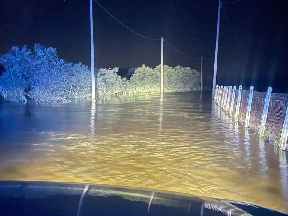 Il Crati esonda, fiume di acqua e fango nella Sibaritide: «Viviamo nel terrore, qualcuno deve pagare»