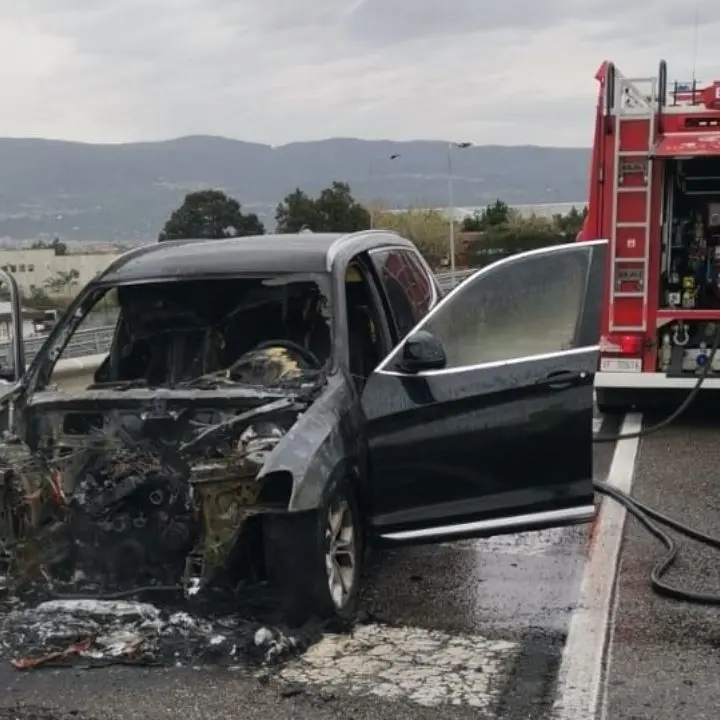 BMW prende fuoco sulla SS280 verso l’aeroporto, conducente riesce a mettersi in salvo\n