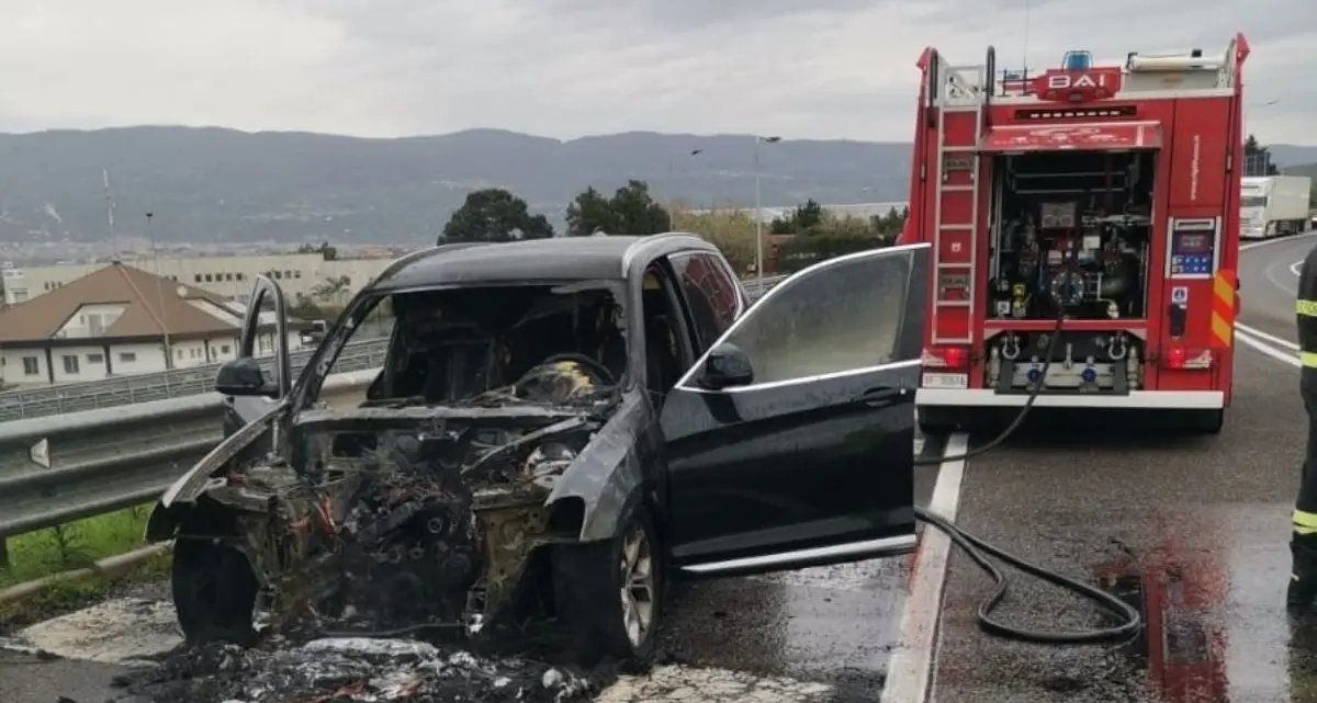 BMW prende fuoco sulla SS280 verso l’aeroporto, conducente riesce a mettersi in salvo\n