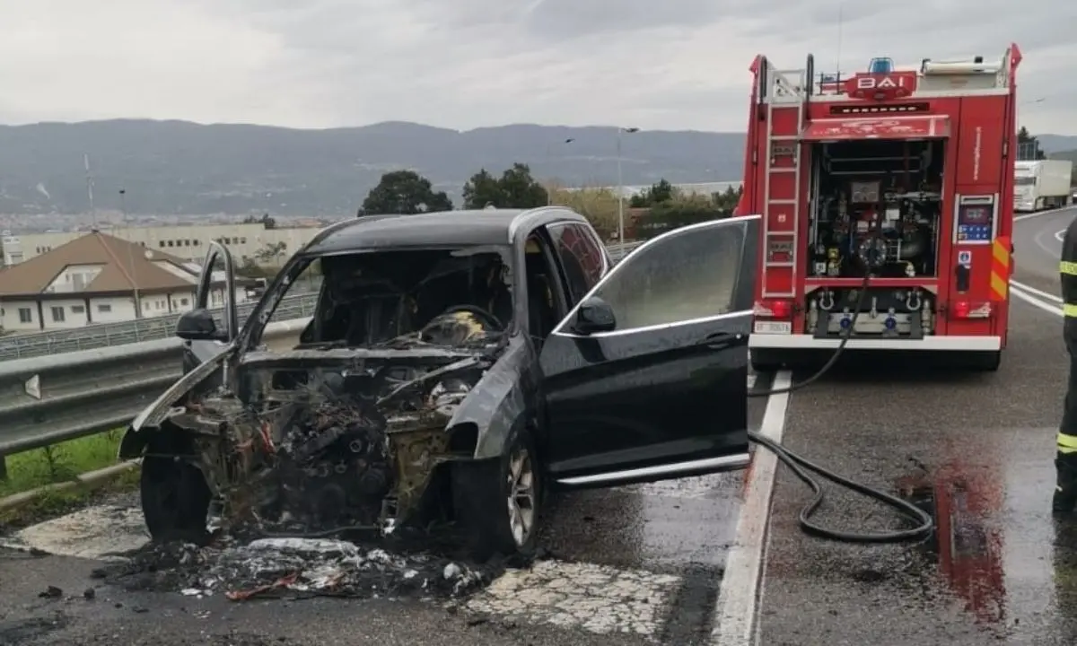 BMW prende fuoco sulla SS280 verso l’aeroporto, conducente riesce a mettersi in salvo\n