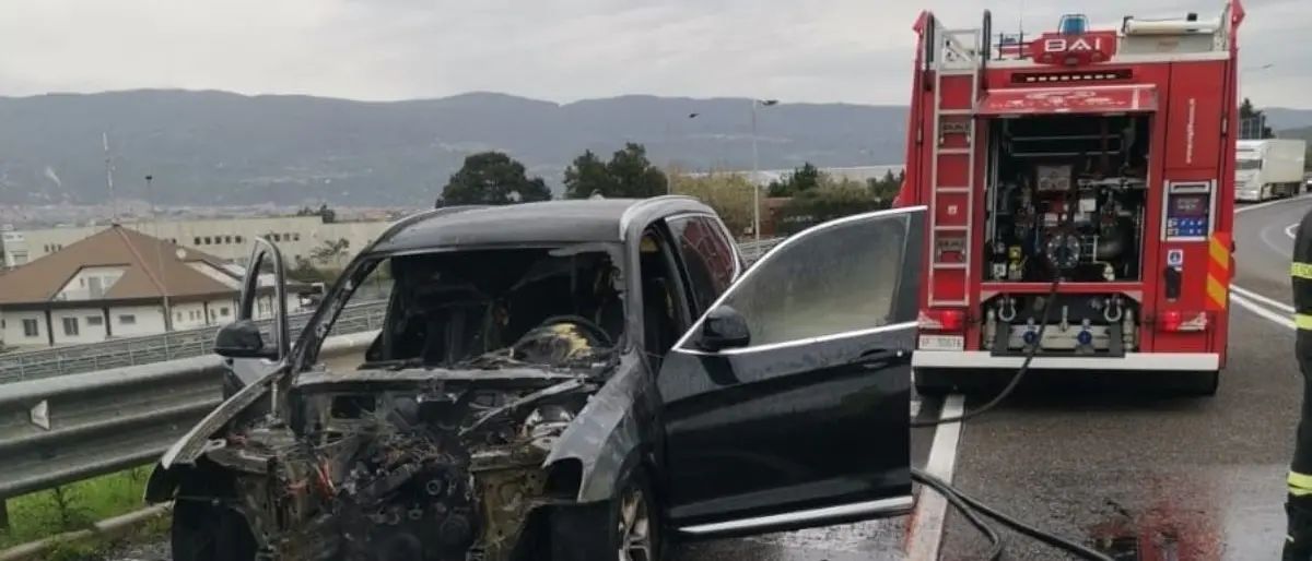 BMW prende fuoco sulla SS280 verso l’aeroporto, conducente riesce a mettersi in salvo\n