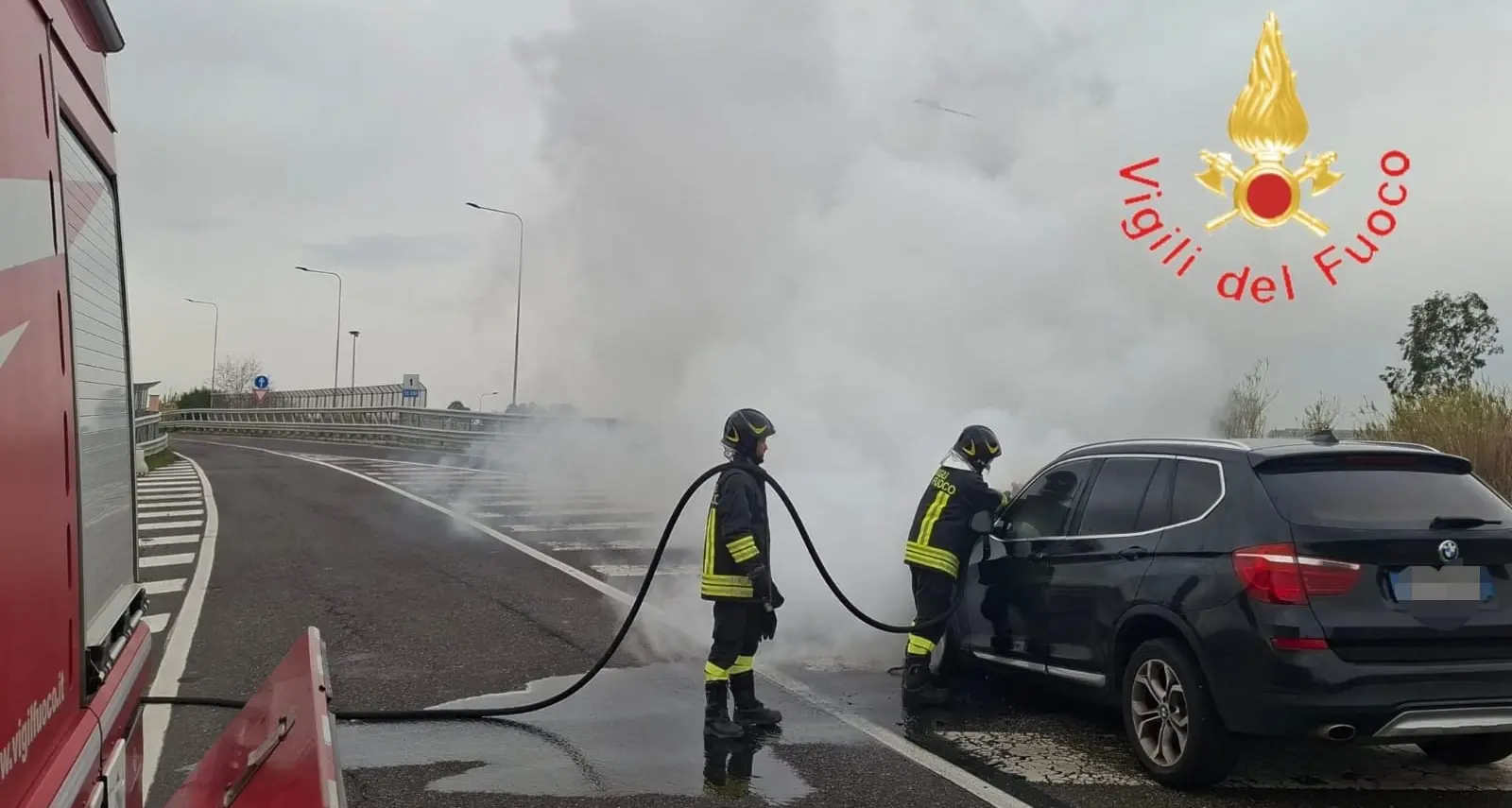 Lamezia Terme, intervento dei Vigili del fuoco sulla SS 280 per un’auto incendiata: salva la conducente\n