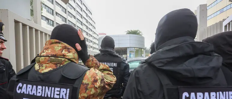 Catanzaro,\u00A0“spiate” per conto di Paoletti\u00A0in cambio dell’assunzione di un parente: ispettore di polizia ai domiciliari\n