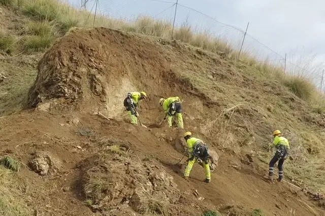 Operai a lavoro sul costone della Sp 15