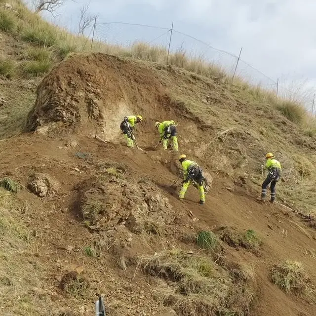 Operai a lavoro sul costone della Sp 15