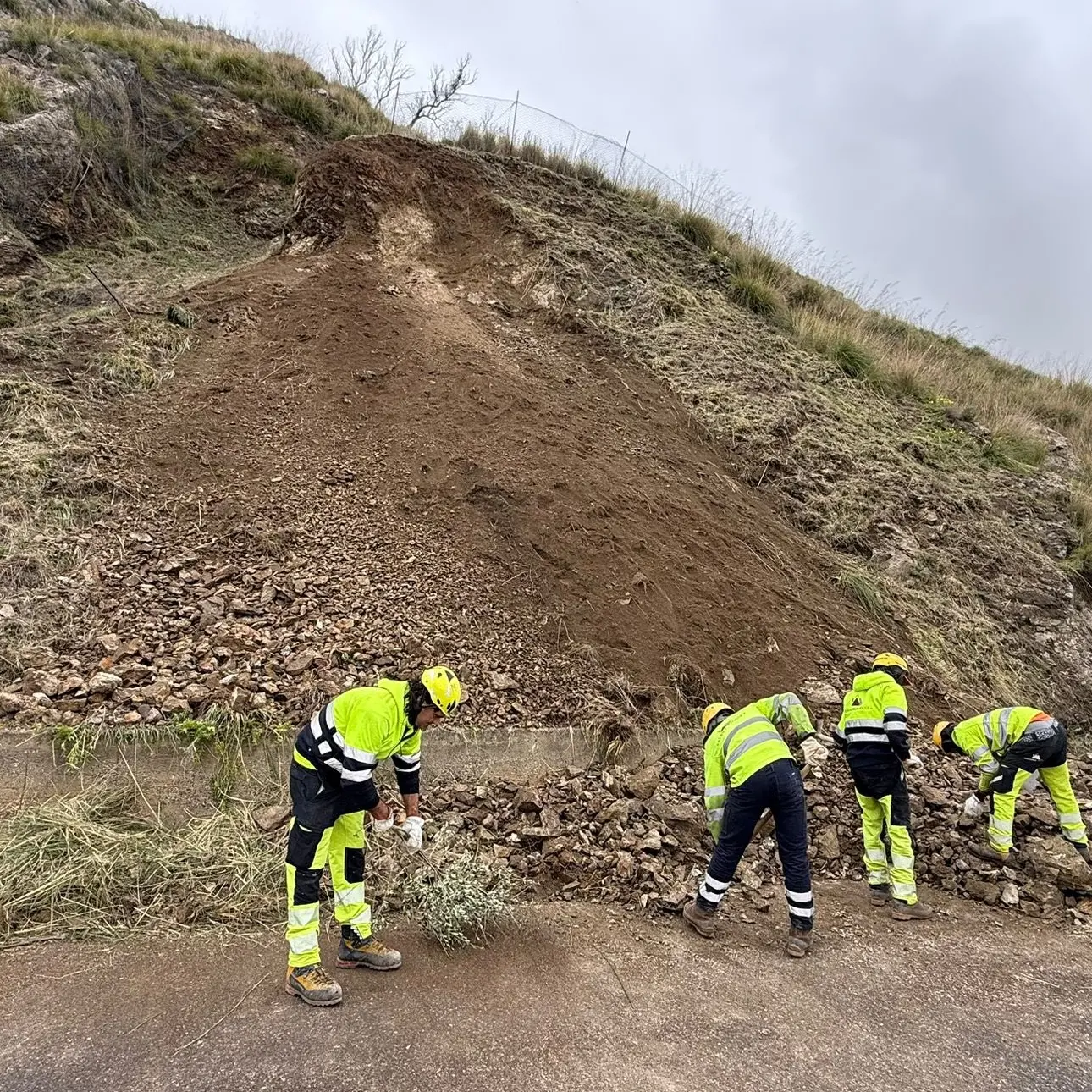 Operai sul costone della provinciale Vibo-Stefanaconi: rimossi massi a rischio crollo. Si lavora per la riapertura\n