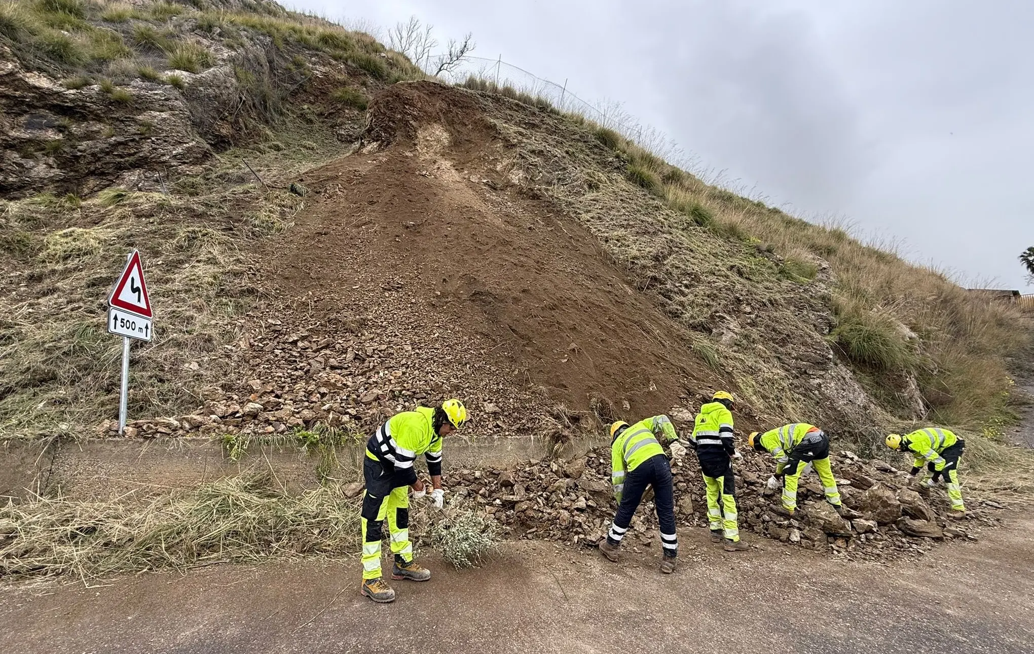 Operai sul costone della provinciale Vibo-Stefanaconi: rimossi massi a rischio crollo. Si lavora per la riapertura\n