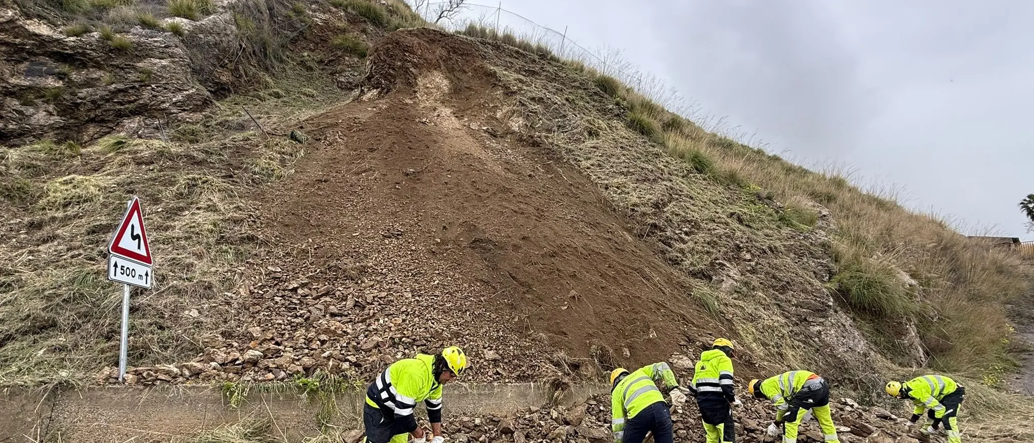 Operai sul costone della provinciale Vibo-Stefanaconi: rimossi massi a rischio crollo. Si lavora per la riapertura\n