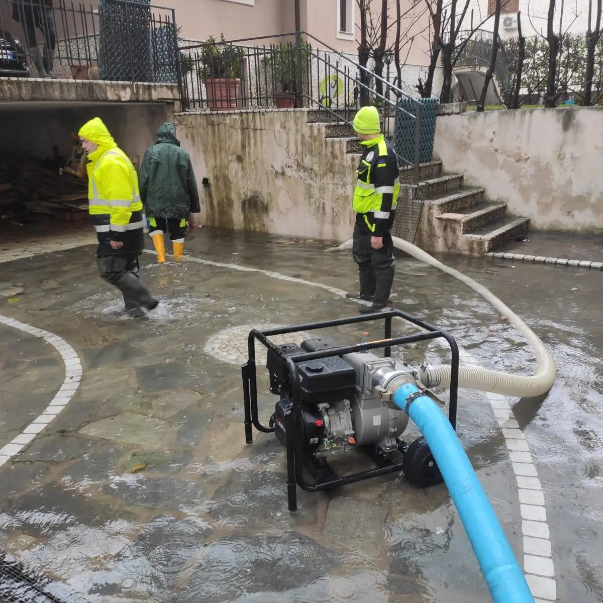 Tortora, magazzini allagati:\u00A0volontari della Protezione Civile al lavoro per le operazioni di svuotamento\n