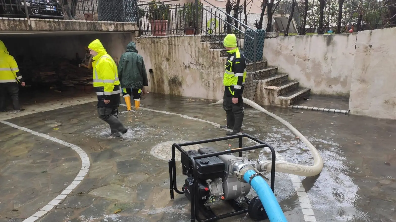 <p>I volontari durante le operazioni</p>\\n