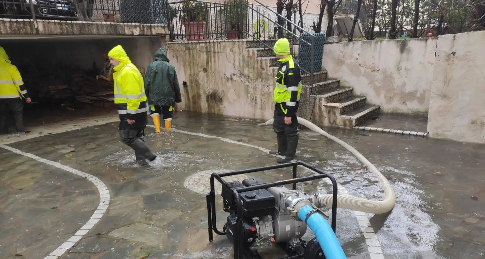 Tortora, magazzini allagati:\u00A0volontari della Protezione Civile al lavoro per le operazioni di svuotamento\n